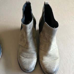 Sorel boots, some wear. Look at pictures to see.